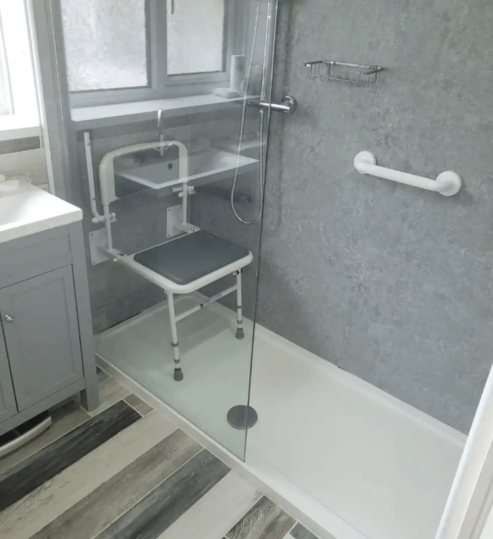 Salle de bains avec équipements d'appui